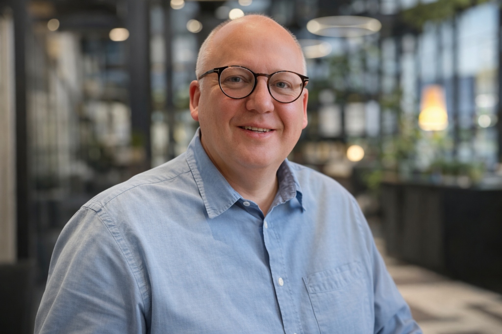 Peter Junker foran trykmaskine